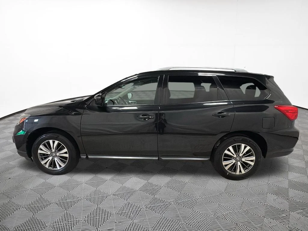 Used 2017 Nissan Pathfinder SV with VIN 5N1DR2MM0HC687969 for sale in Eau Claire, WI