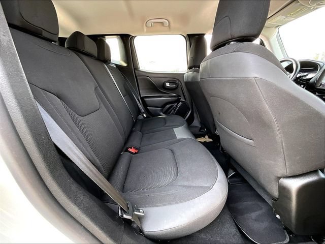 Used 2020 Alpine White Clea Jeep Altitude image 16