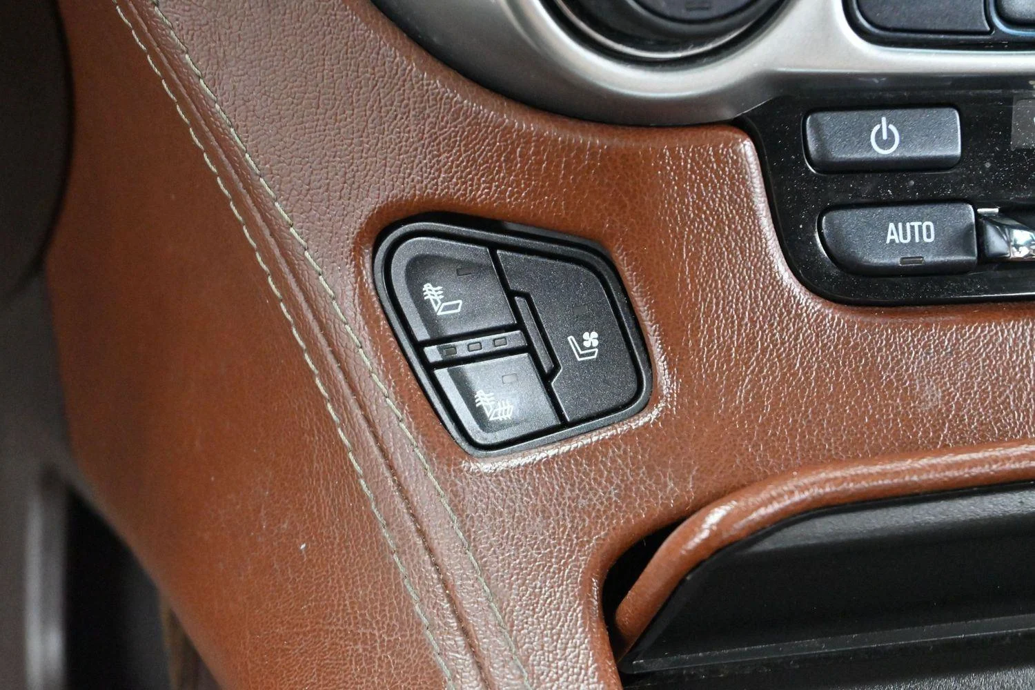 Used 2018 Black Chevrolet Premier image 21