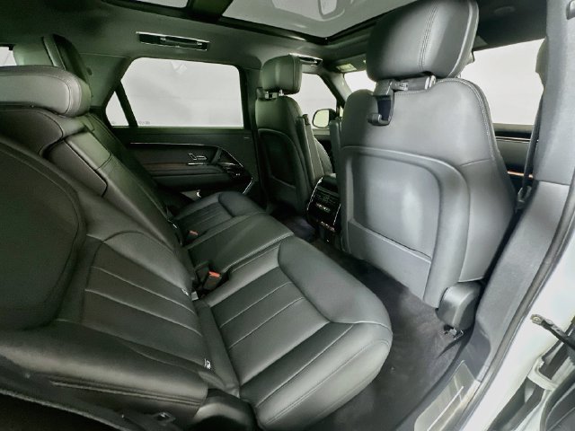 Used 2025  Land Rover SE image 27