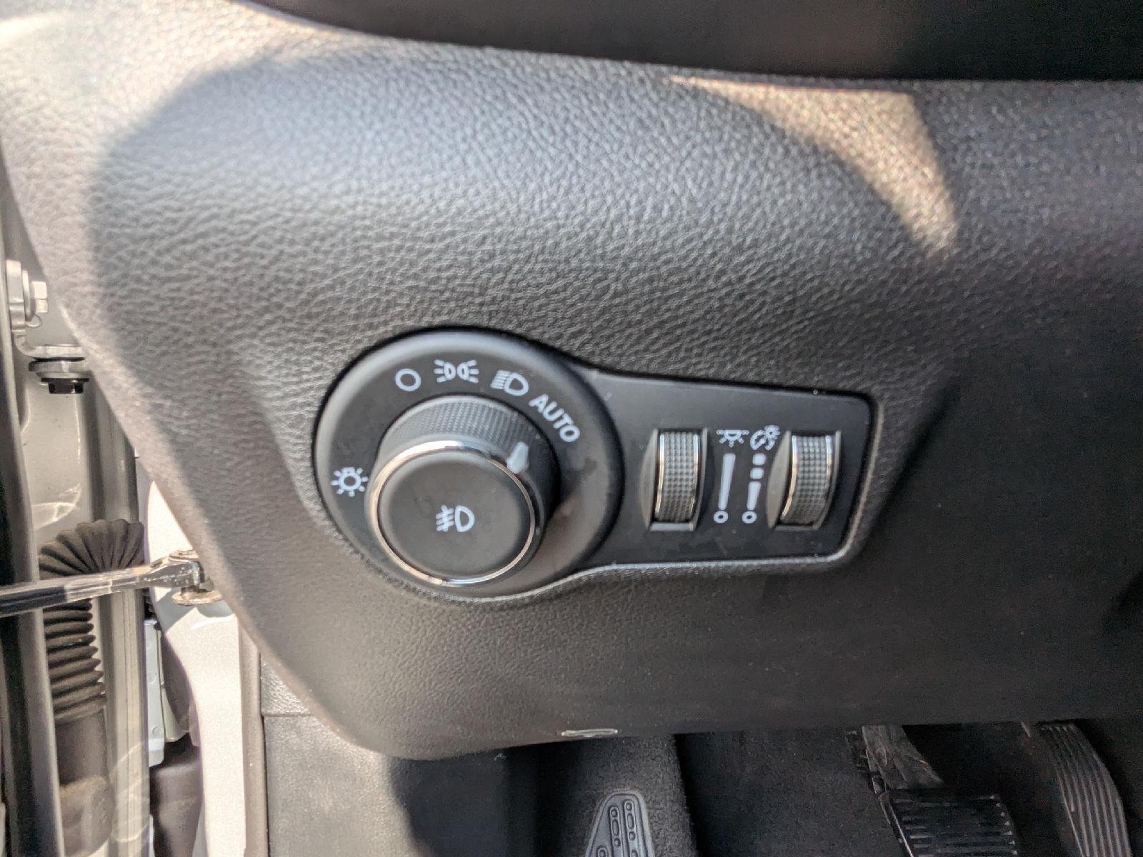 Used 2025 Silver Zynith Metallic Clearcoat Jeep Trailhawk image 23
