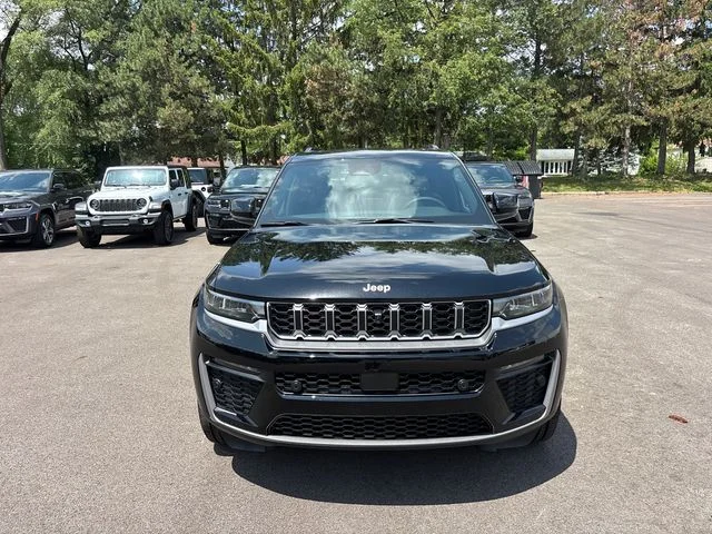 New 2026 Diamond Black Crystal Pearl-Coat Exterior Paint Jeep Limited image 5