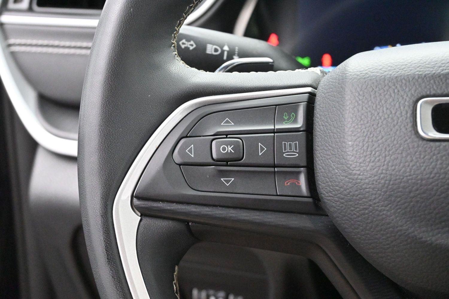 Used 2023 Diamond Black Crystal Pearlcoat Jeep Altitude image 16
