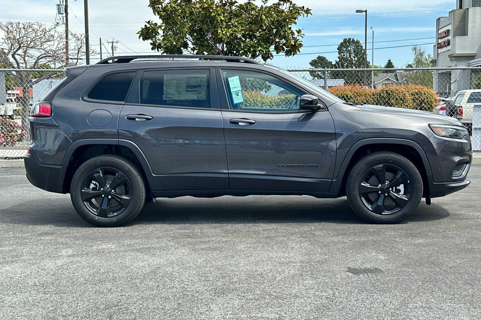 New 2023 Granite Crystal Metallic Clear-Coat Exterior Paint Jeep Altitude Lux image 3