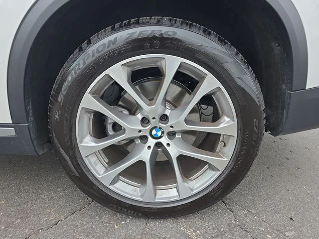 Used 2025 White Metallic BMW xDrive40i image 34