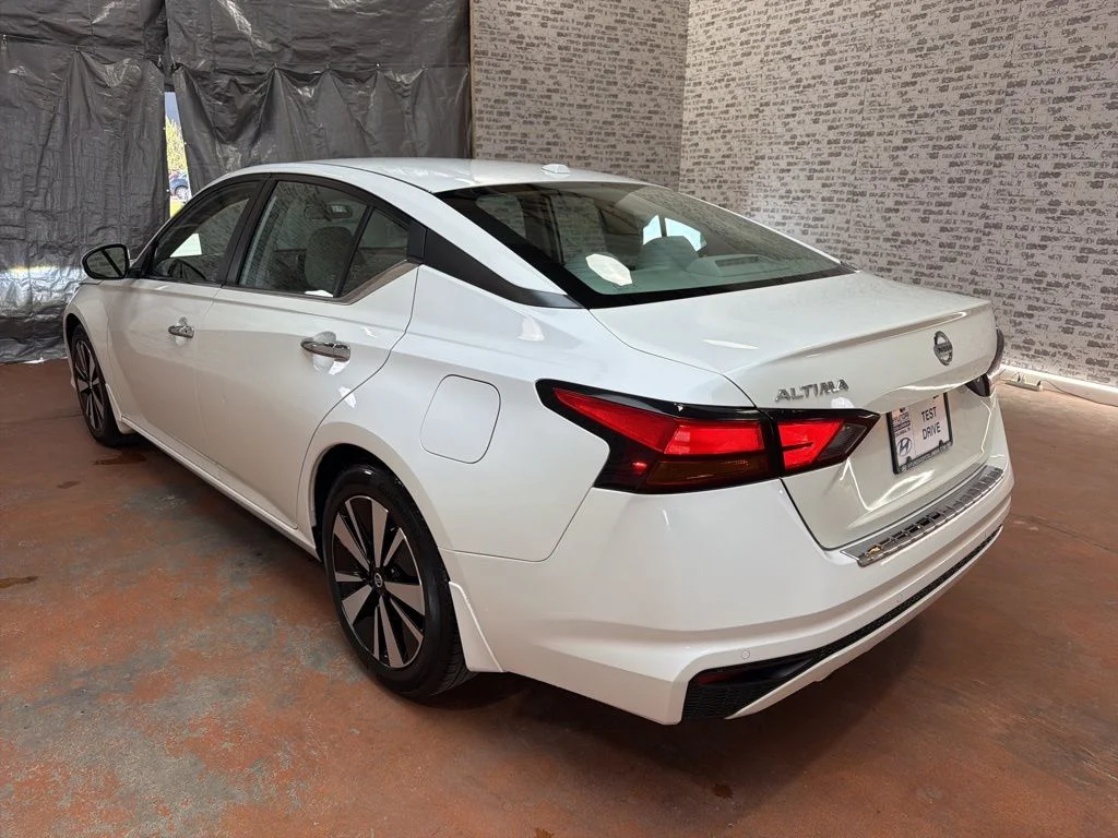 Used 2021 White Nissan 2.5 SV image 5