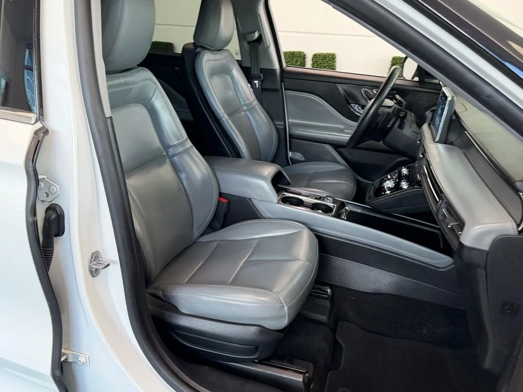Used 2022 White Lincoln Standard image 17
