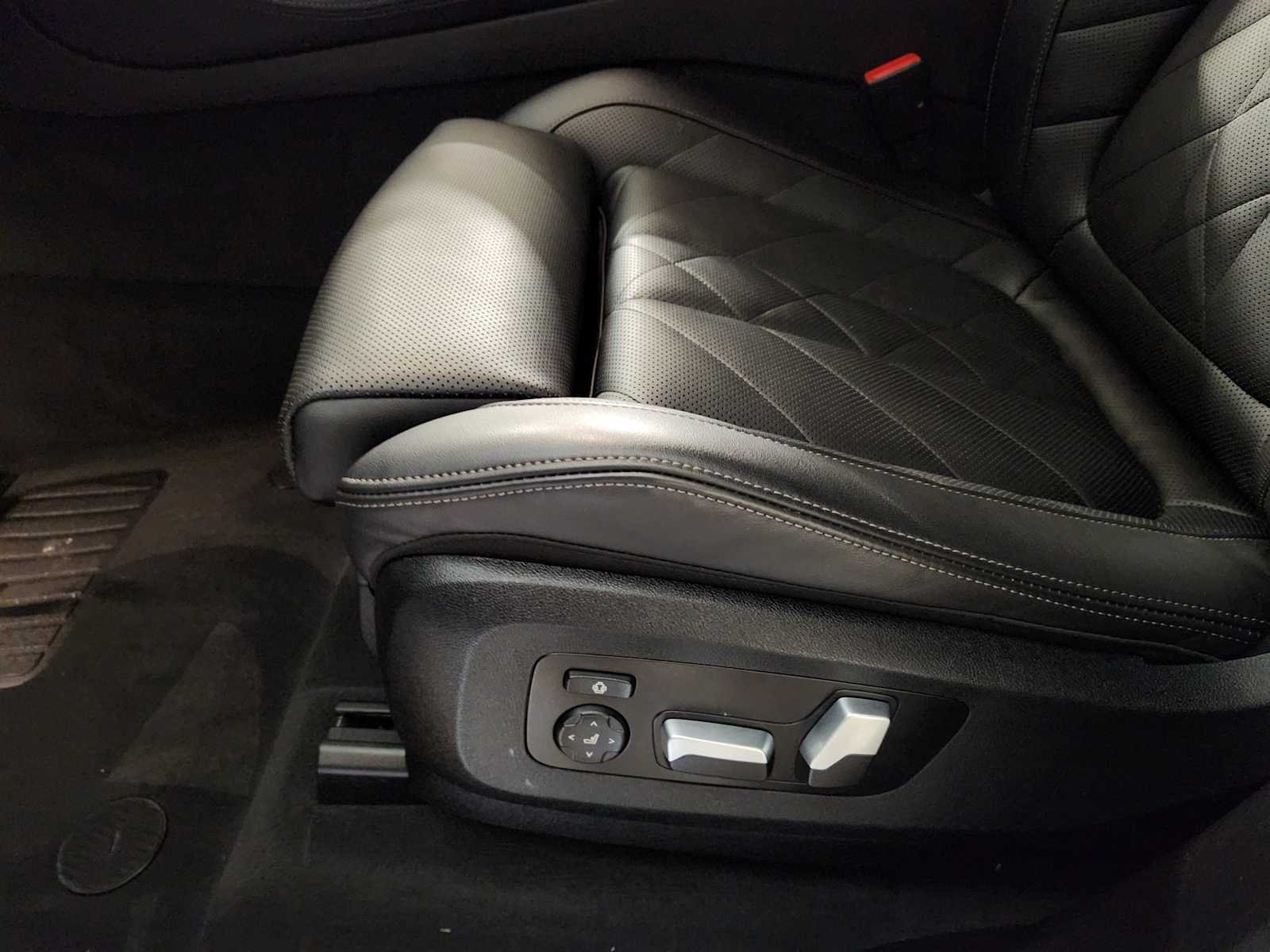 Used 2024 Mineral White Metallic BMW xDrive40i image 25