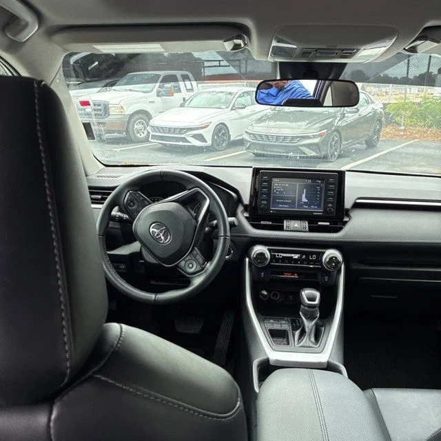 Used 2021 White Toyota XLE Premium image 8