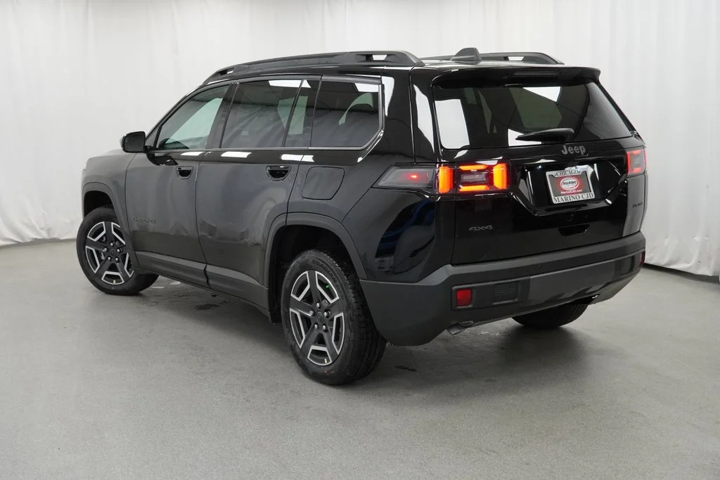 New 2026 Diamond Black Crystal Pearl-Coat Exterior Paint Jeep Limited image 13