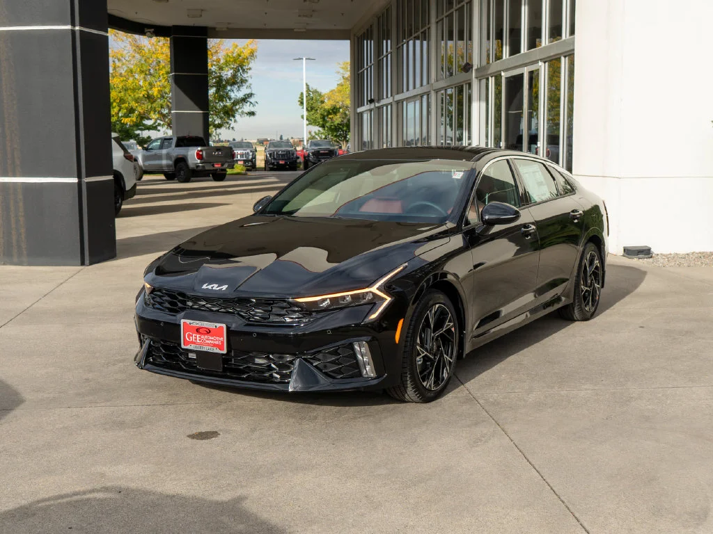 New 2027 Aurora Black Pearl Kia GT-Line image 3