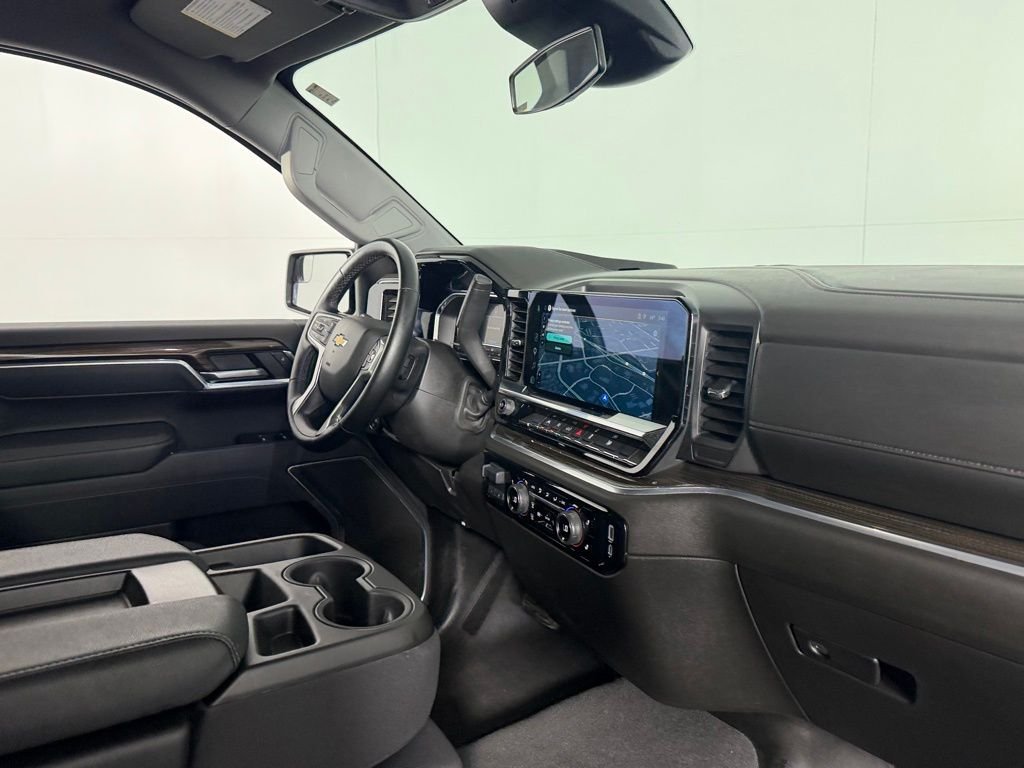 Used 2025 White Chevrolet LT image 33