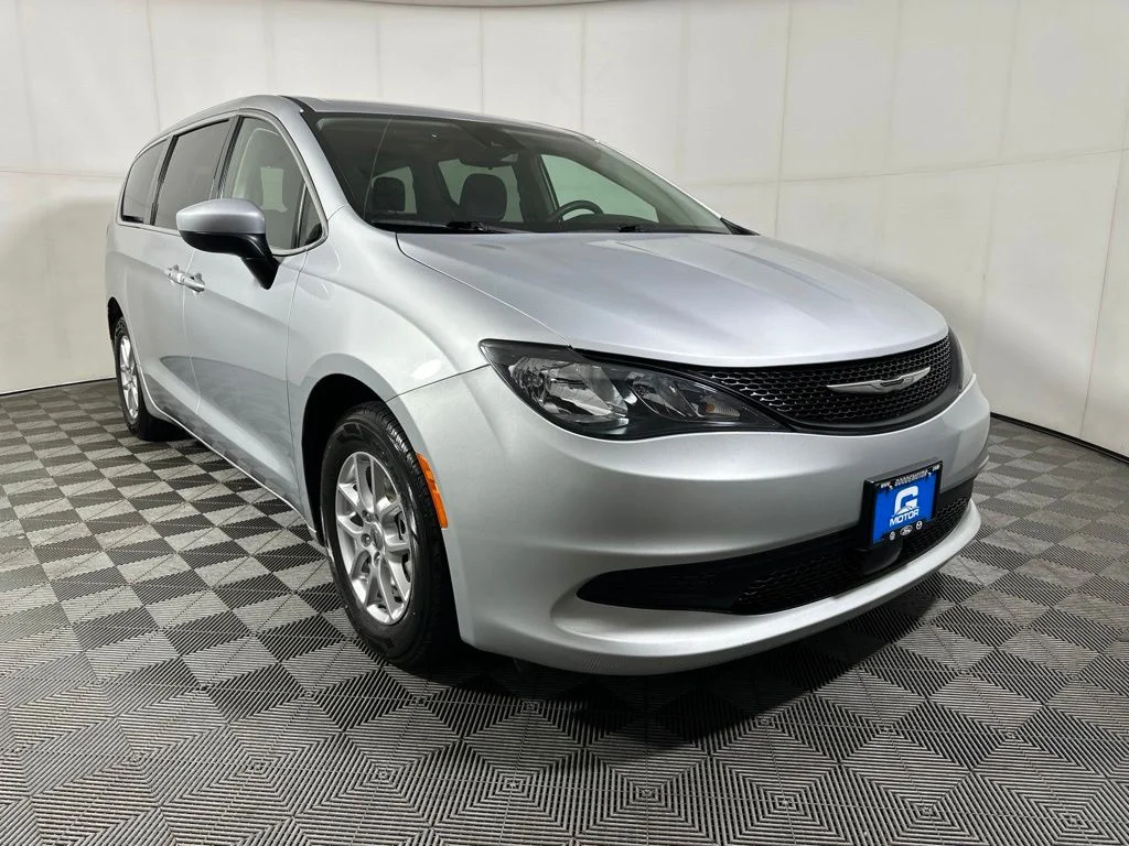 Used 2023 Silver Mist Clearcoat Chrysler LX image 2
