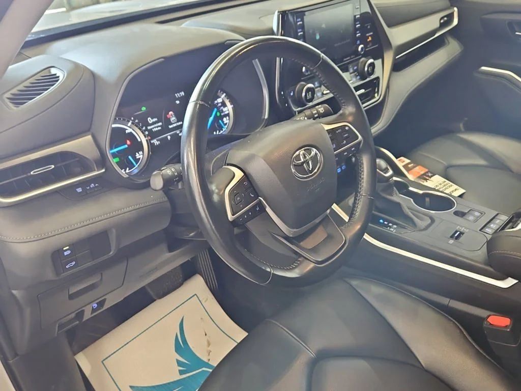 Used 2022 Silver Toyota XLE image 6