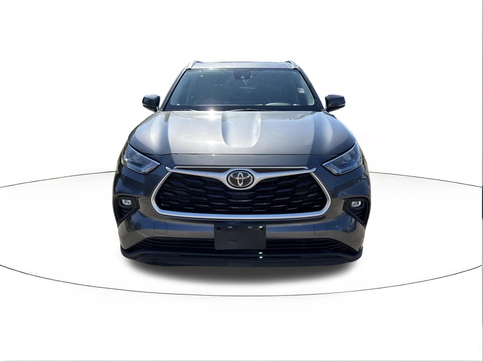 Used 2020 Magnetic Gray Metallic Toyota XLE image 8