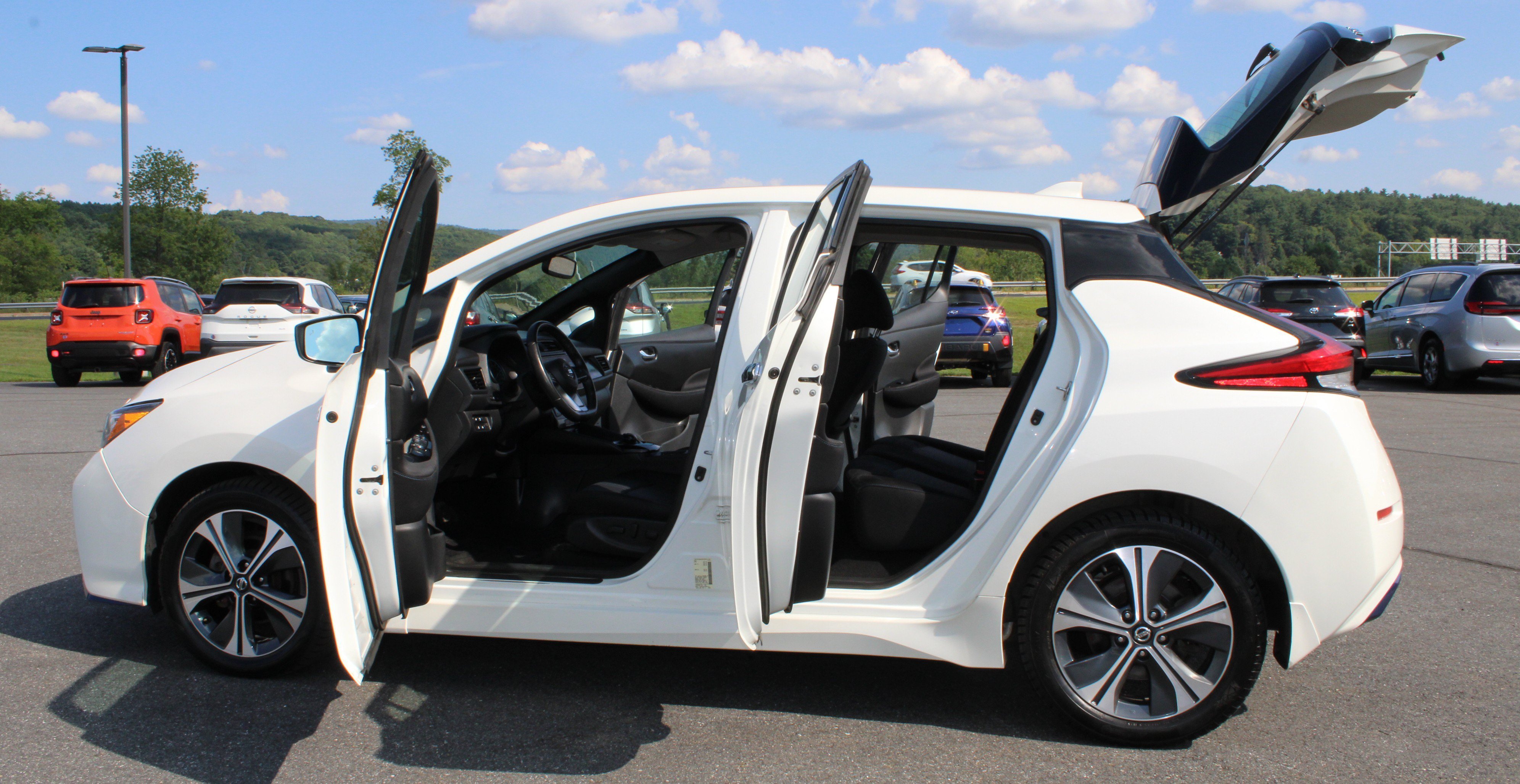 Used 2019 Pearl White Tricoat Nissan SV PLUS image 15