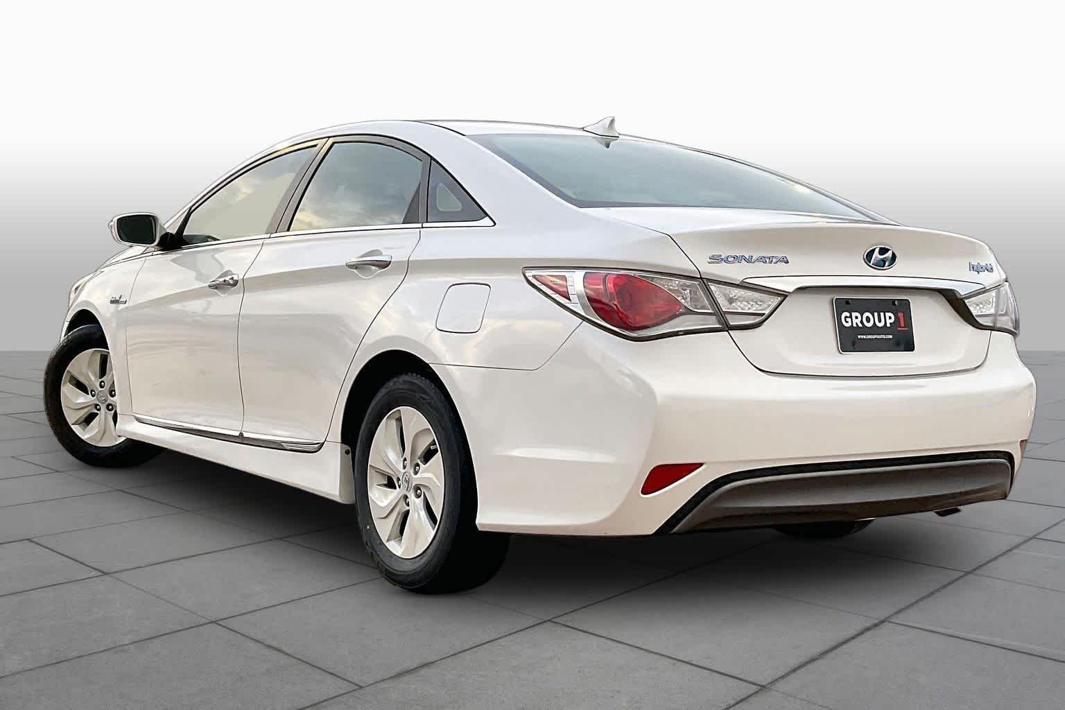 Used 2013 Porcelain White Pearl Hyundai  image 13