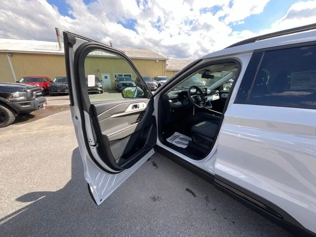 New 2026 Space White Metallic Ford Active image 15