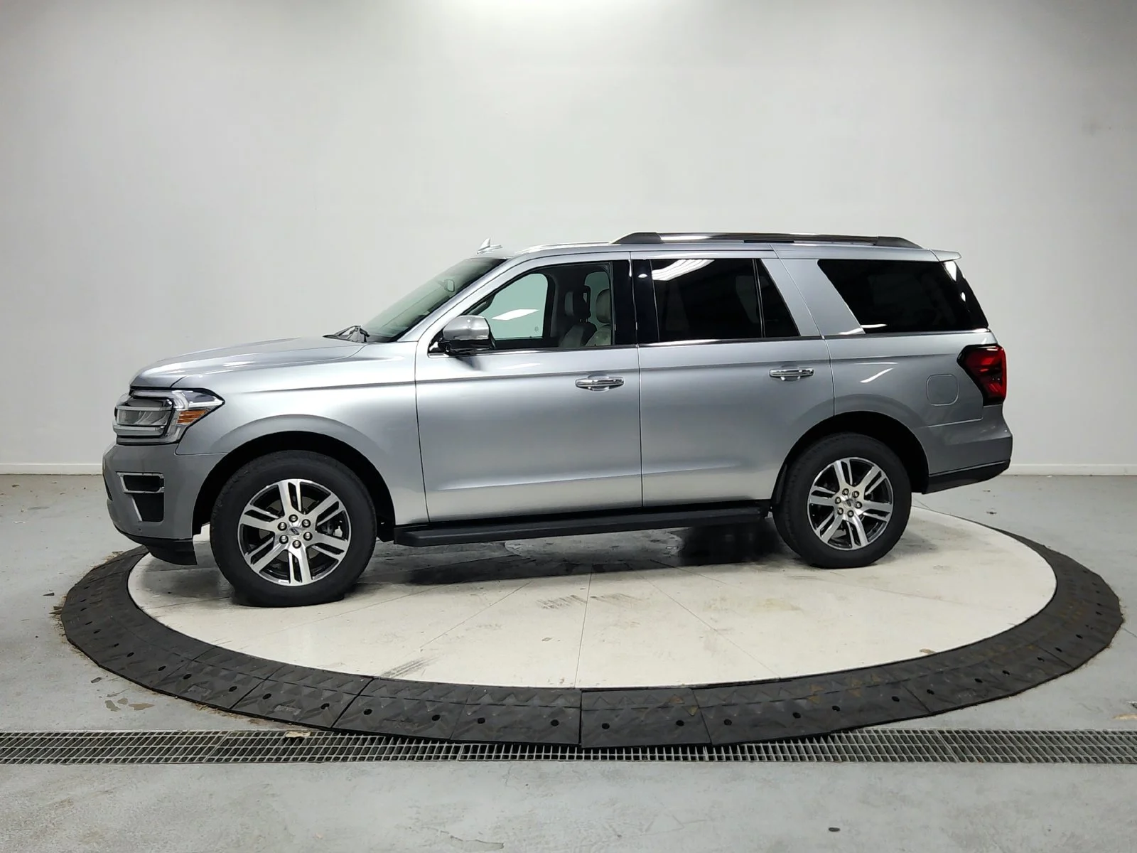 Used 2024 Silver Ford Limited image 5