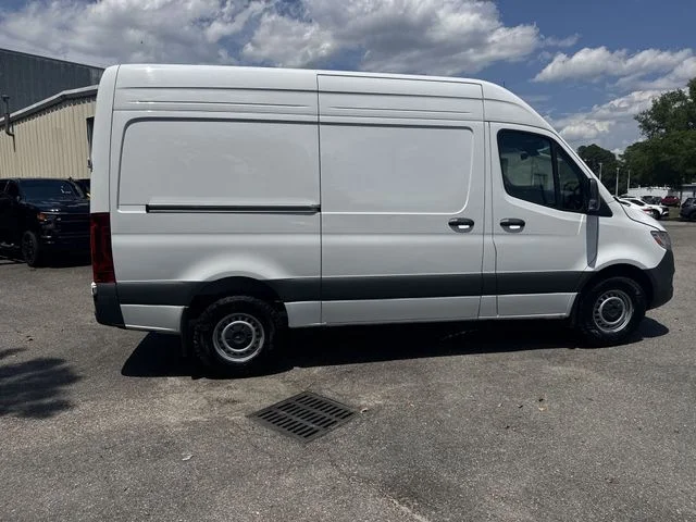 Used 2025 White Mercedes-Benz Cargo 144 WB image 4