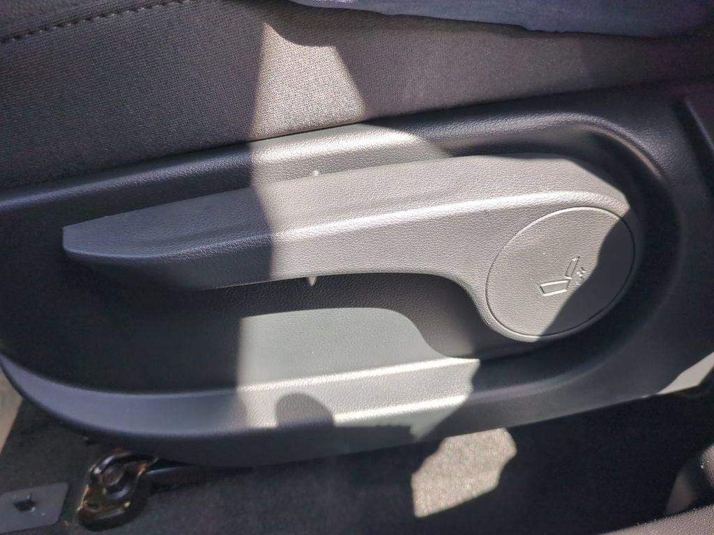 New 2027 Black Hyundai SE FWD image 22