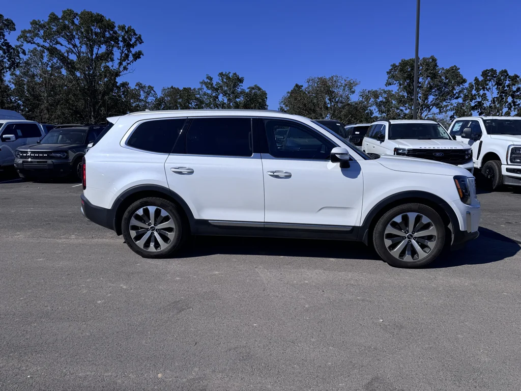 Used 2020 Snow White Pearl Kia S image 4