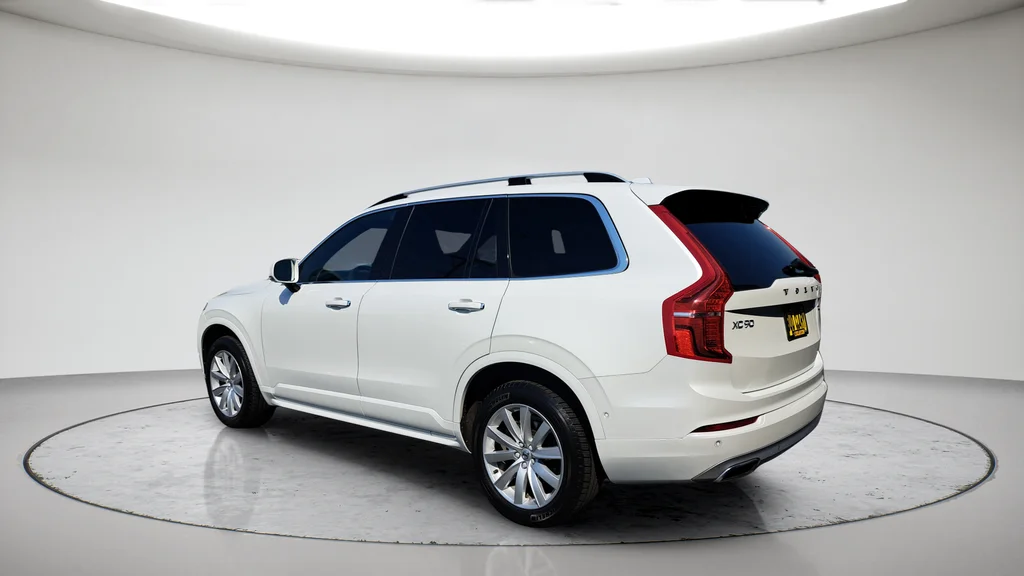Used 2019 White Volvo T6 Momentum image 5