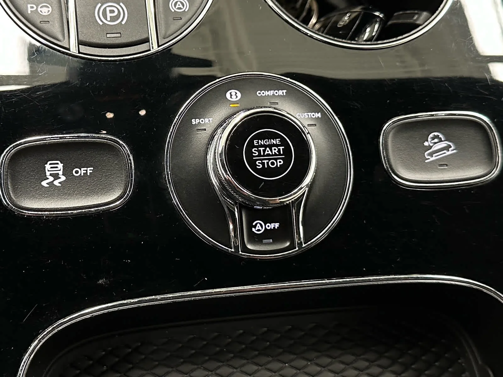 Used 2023 Glacier White Bentley V8 image 29