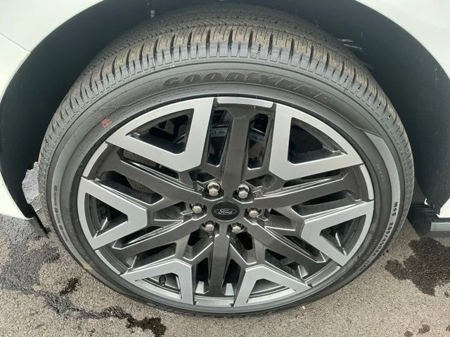 New 2026 Star White Metallic Tri-Coat Ford MAX Platinum® image 18