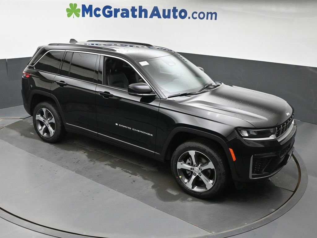 New 2026 Diamond Black Crystal Pearl-Coat Exterior Paint Jeep Limited image 3