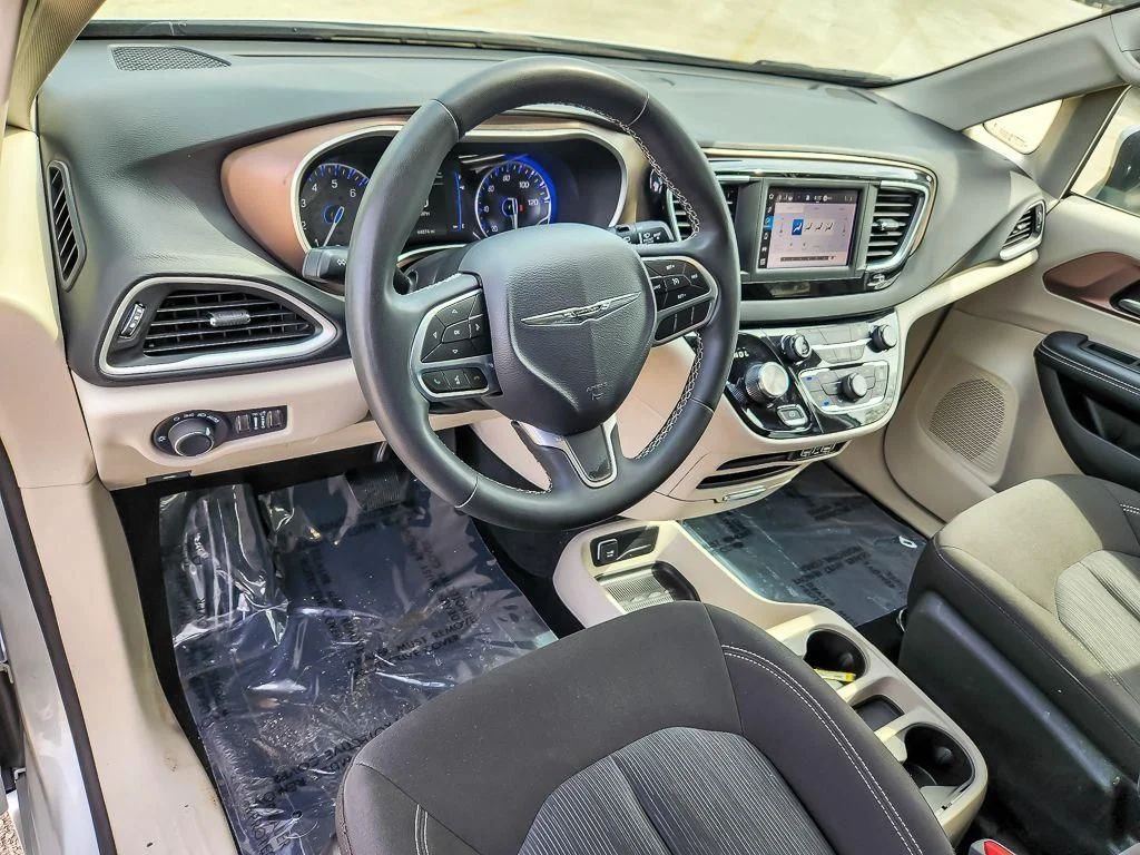 Used 2023 Silver Chrysler LX image 9