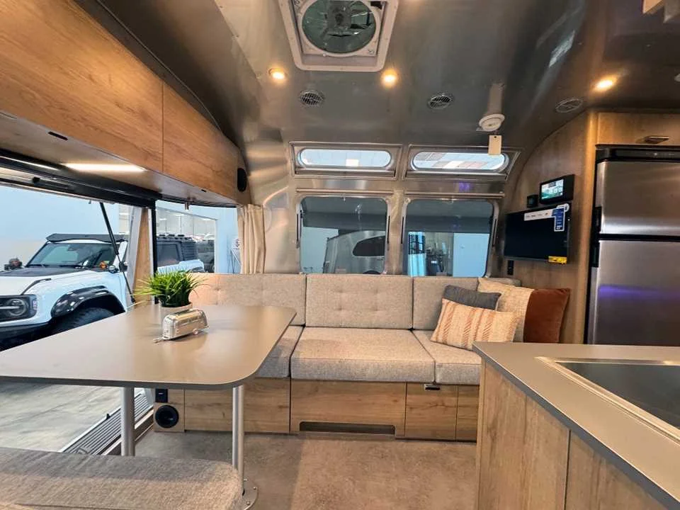 New 2027 SILVER AIRSTREAM  image 10