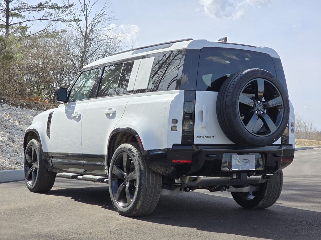 New 2026 Fuji White Land Rover X-Dynamic se image 21