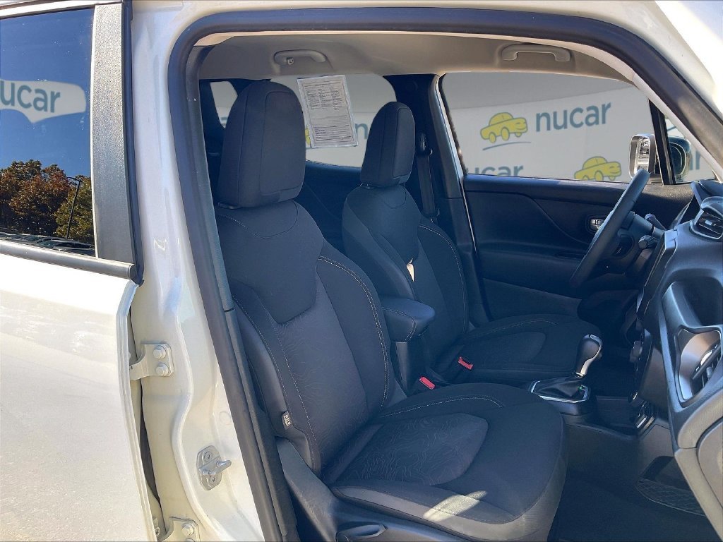 Used 2023 Alpine White Clearcoat Jeep Latitude image 10