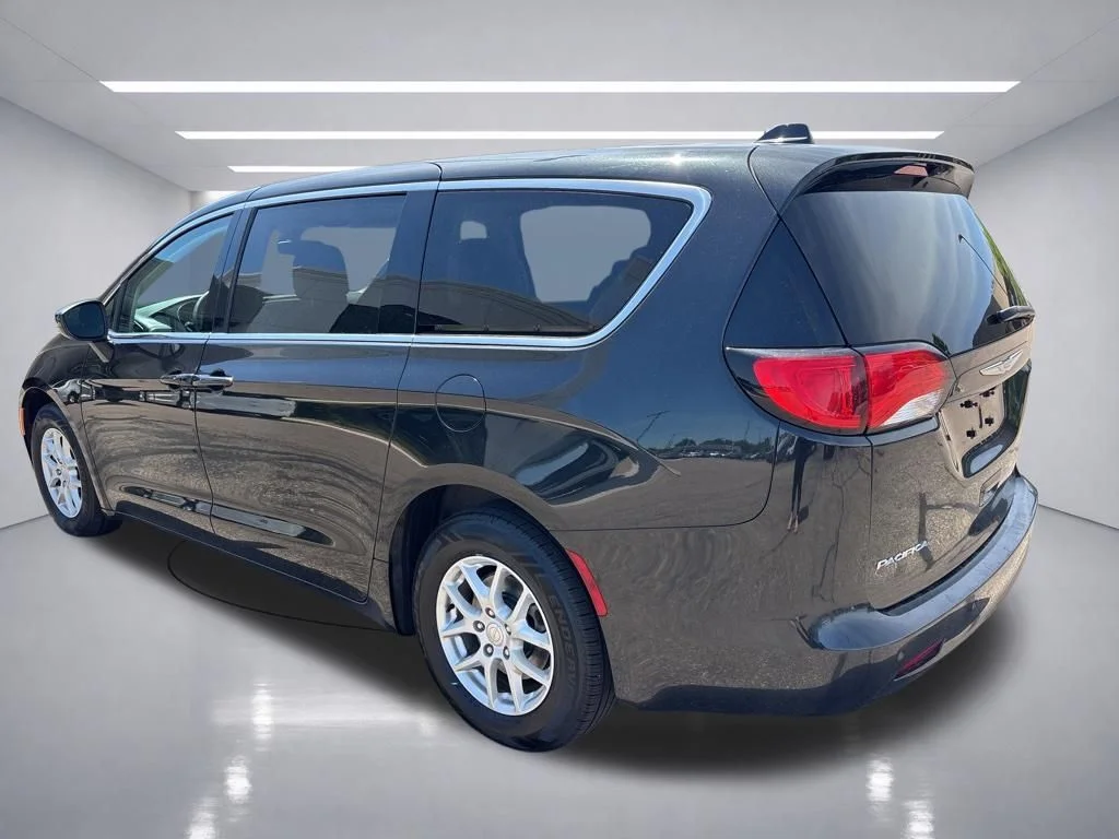 Used 2017 Brilliant Black Crystal Pearlcoat Chrysler Touring image 4