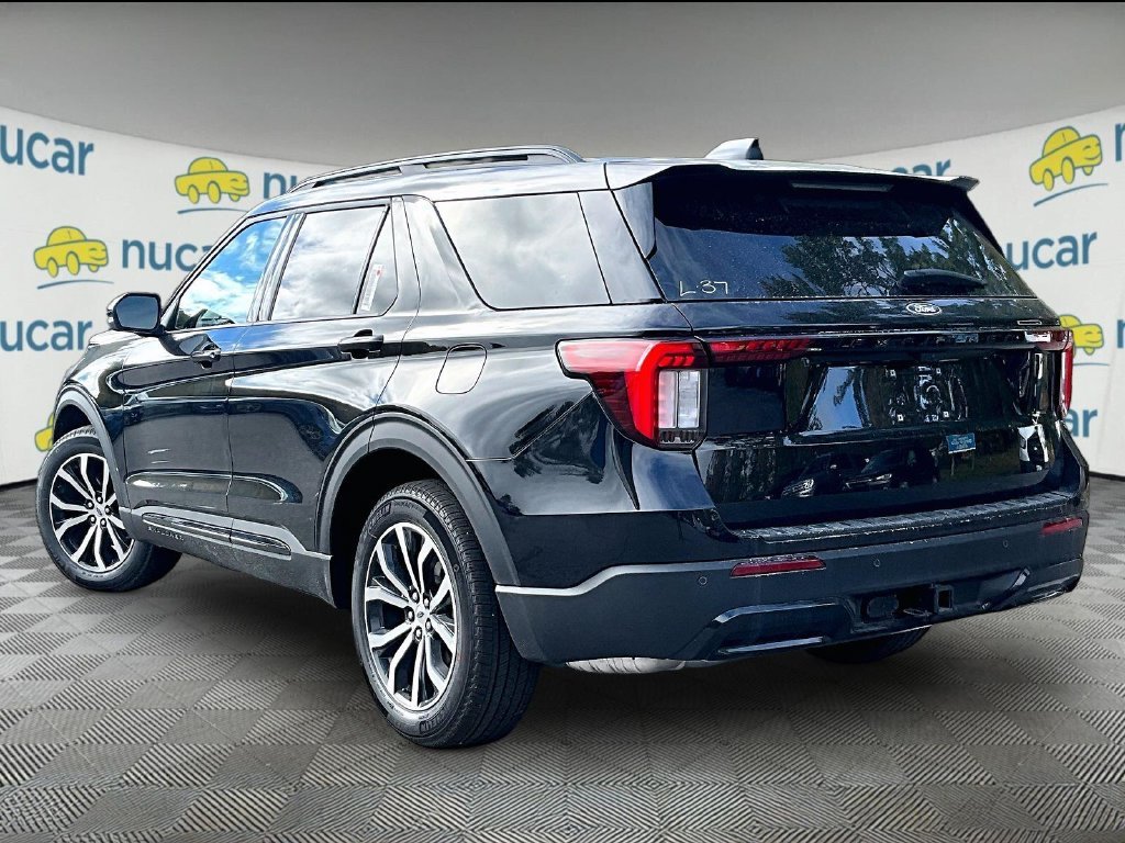 New 2027 Agate Black Metallic Ford ST-Line image 4