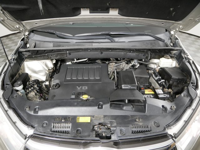 Used 2015 Creme Brulee Mica Toyota Limited image 35