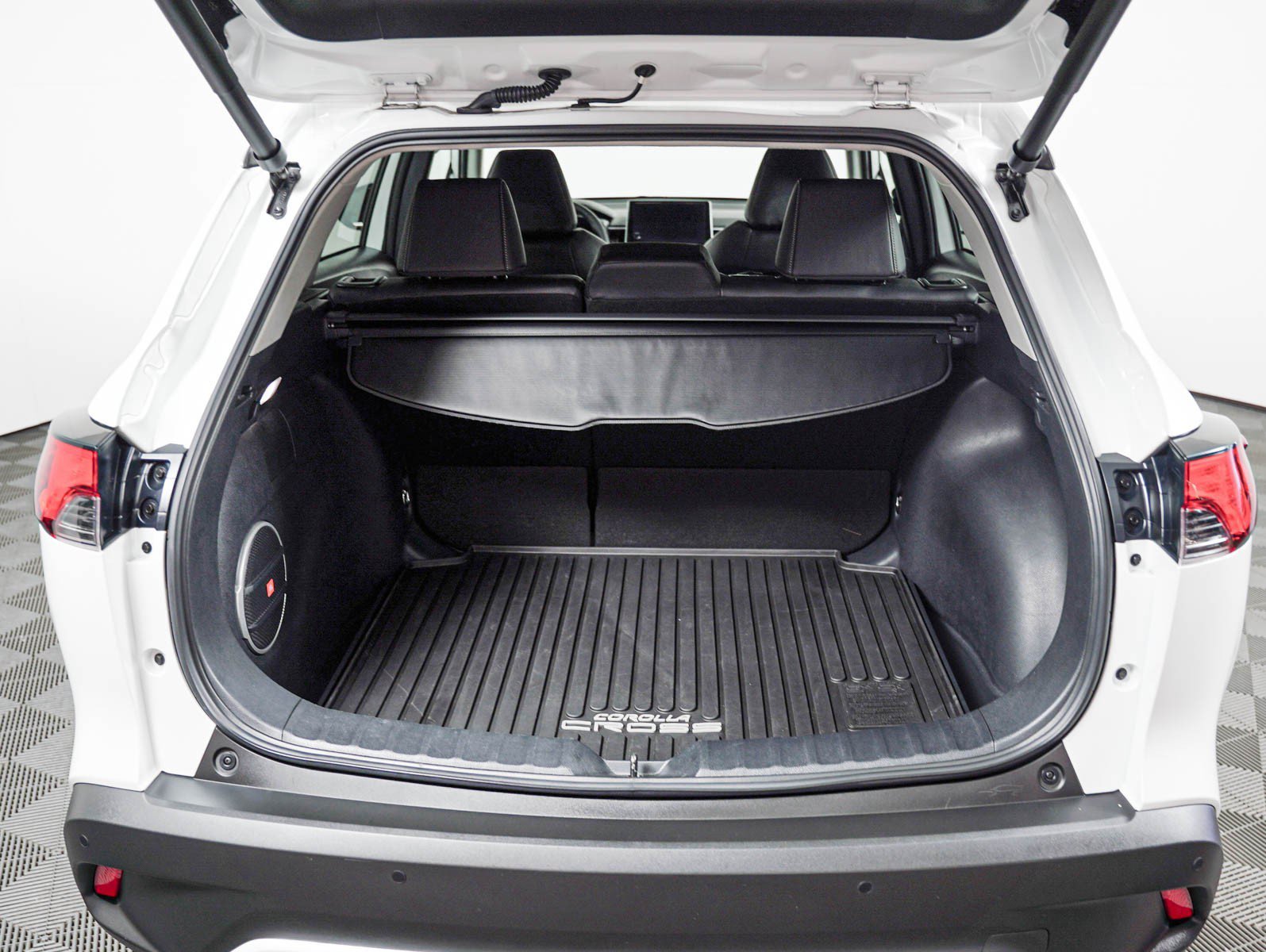 Used 2023 Wind Chill Pear Toyota XLE 2WD image 8