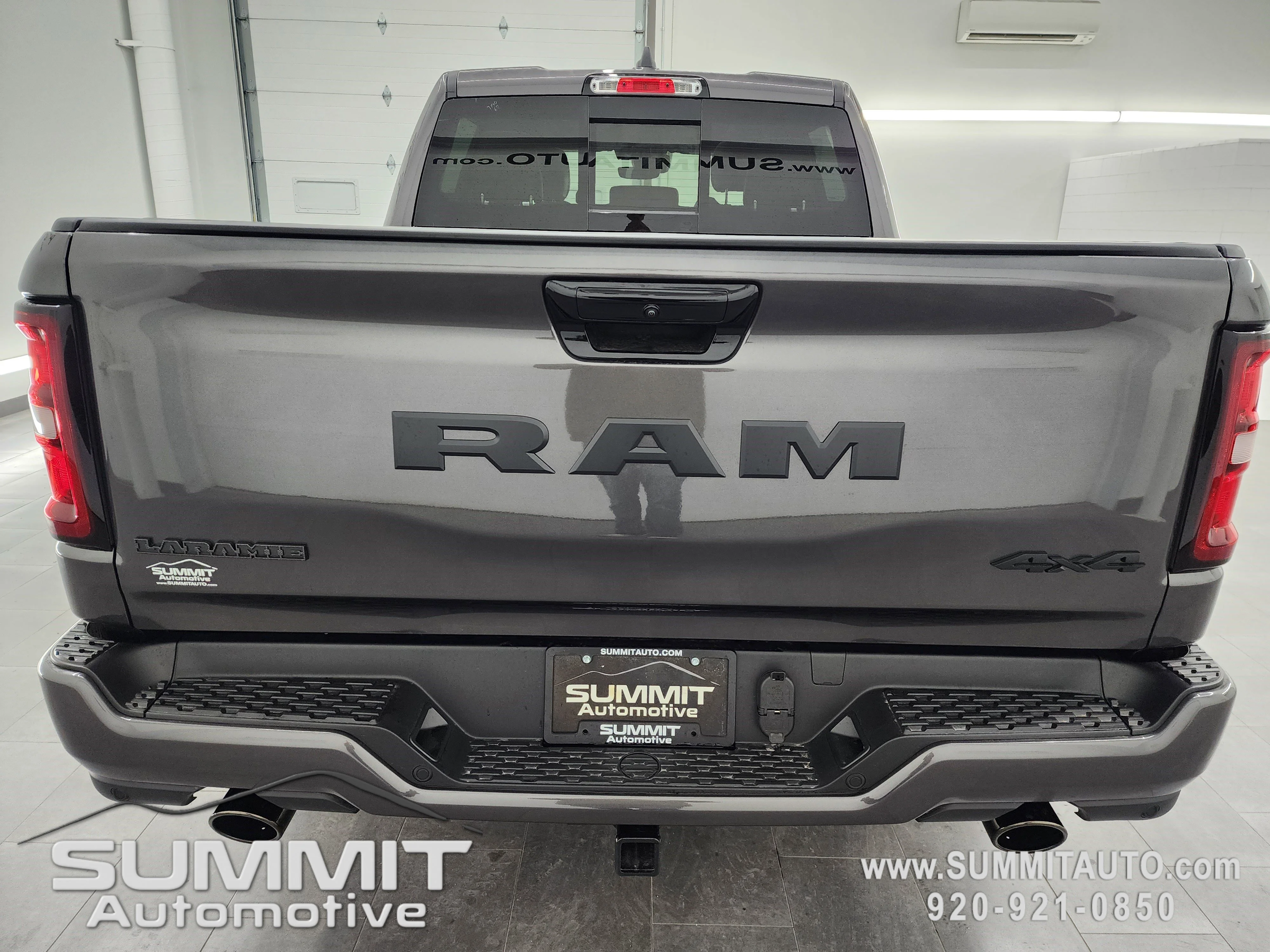 New 2026 Granite Crystal Metallic Clear-Coat Exterior Paint RAM Laramie image 31