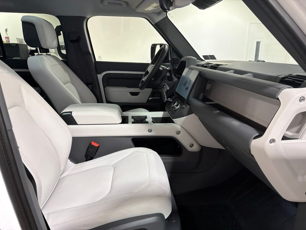 New 2026 Fuji White Land Rover X-Dynamic SE image 25