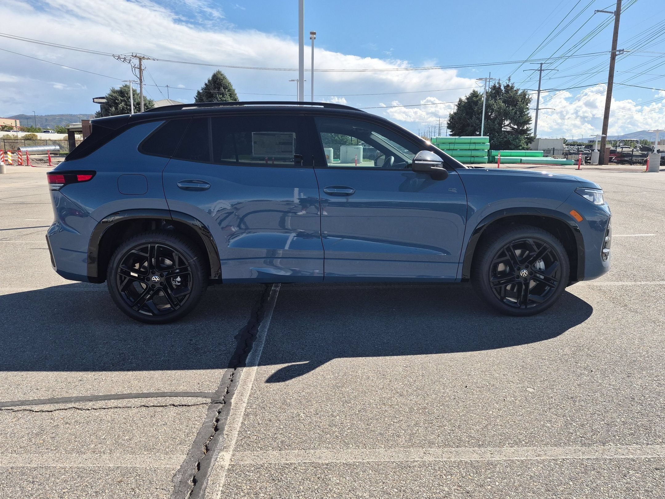 New 2026 Monterey Blue w/Deep Black Roof Volkswagen SE R-Line Black image 2