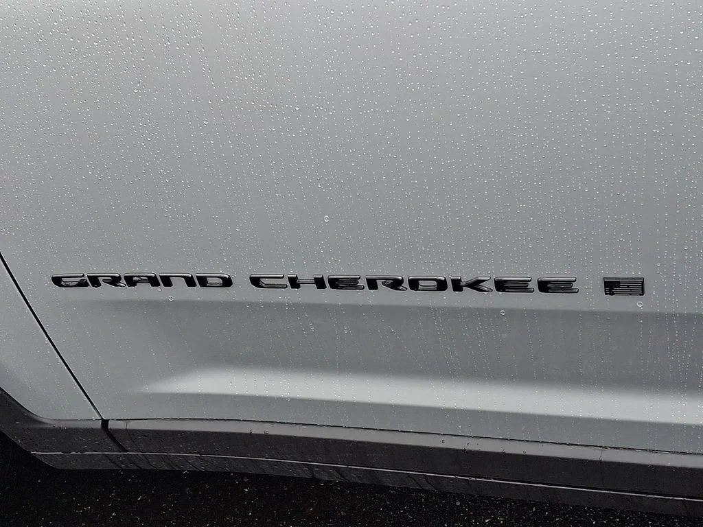 New 2026 Silver Zynith Exterior Paint Jeep Altitude image 15