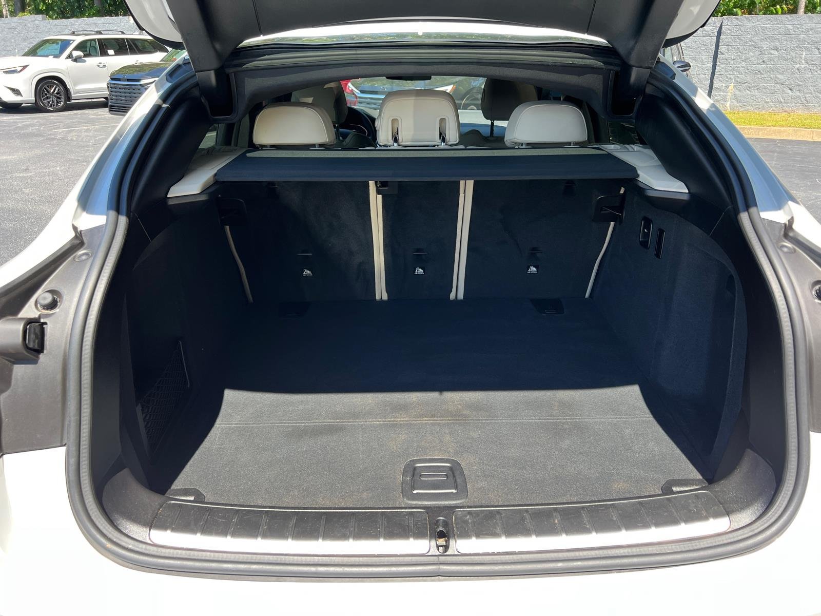 Used 2025 Mineral White Metallic BMW xDrive30i image 18
