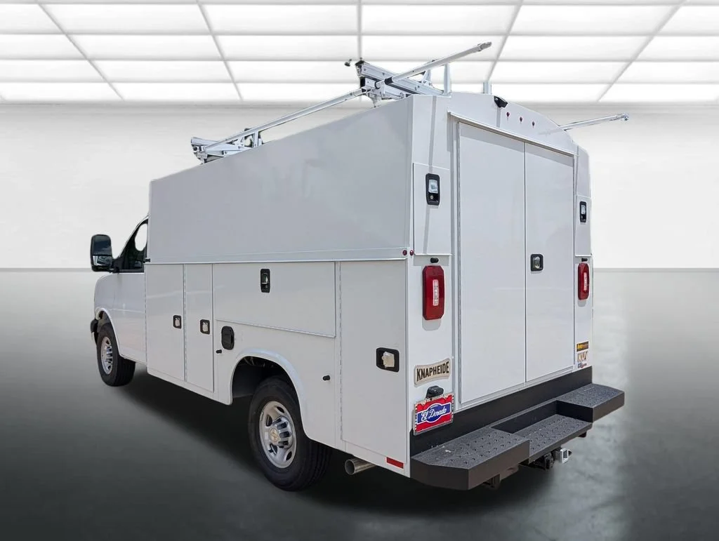 New 2026 Summit White Chevrolet 1WT image 2