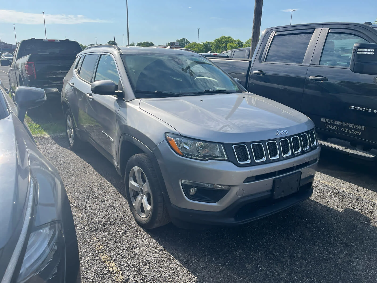 Used 2018 Billet Silver Metallic Clearcoat Jeep Latitude image 2
