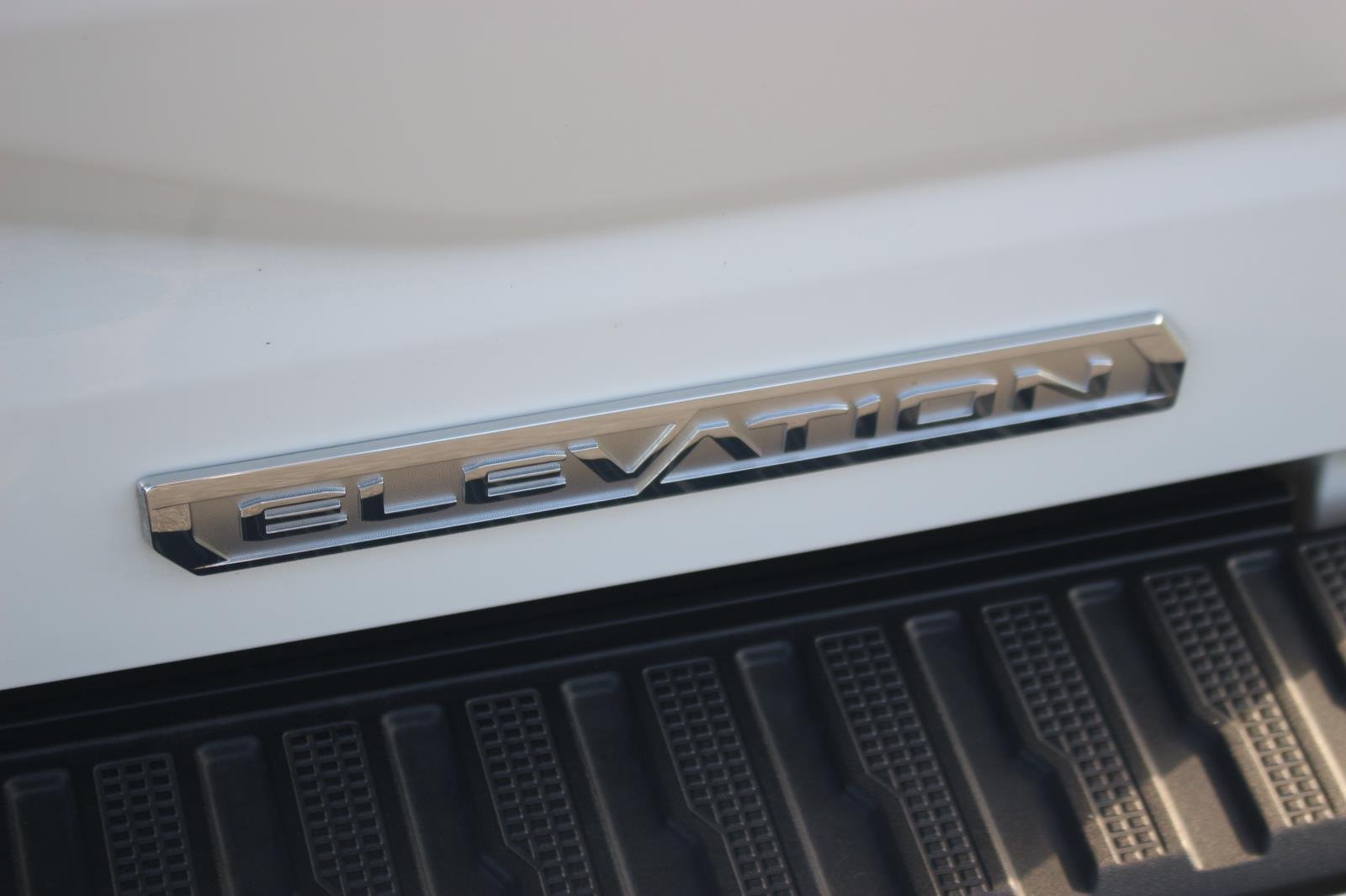 Used 2024 Summit White GMC Elevation image 12