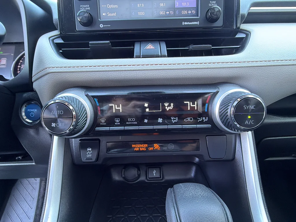 Used 2022 White Toyota XLE image 21