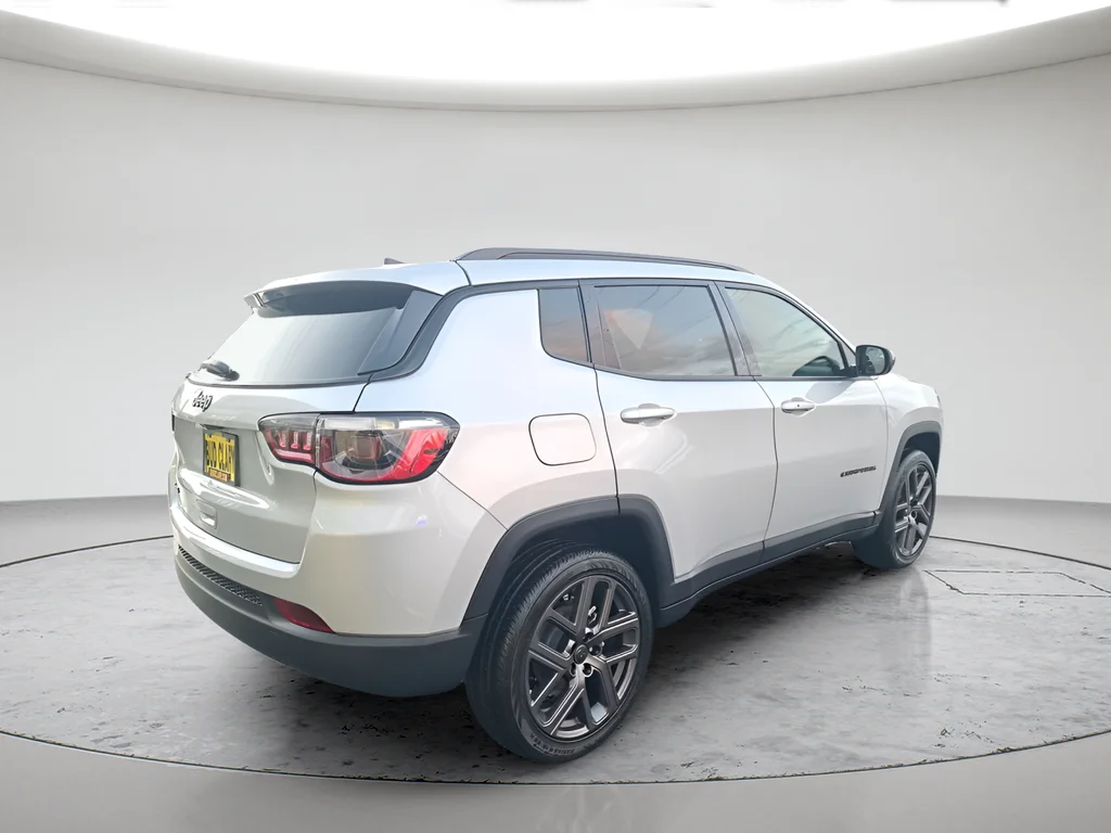 New 2026 Silver Zynith Metallic Clear-Coat Exterior Paint Jeep Latitude image 5