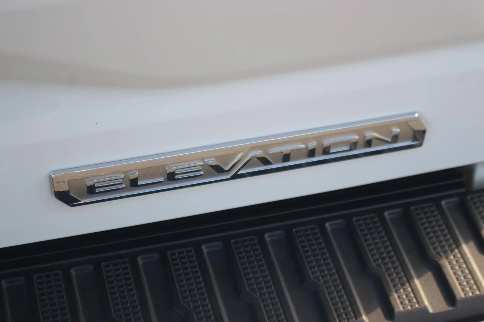 Used 2024 Summit White GMC Elevation image 12