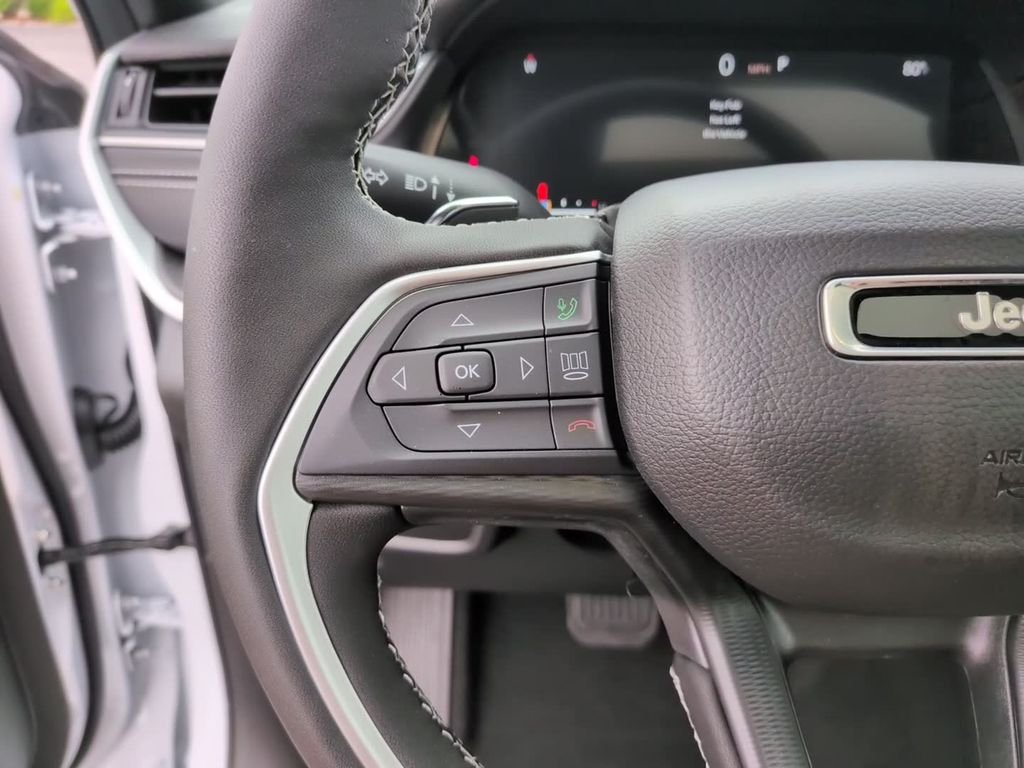 New 2026 Bright White Clear-Coat Exterior Paint Jeep Laredo X image 19